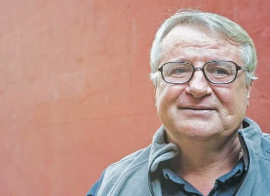 Sedat Göçmen ile Nasıl Tanıştım?

Demokratik gençlik hareketine emek vermiş gençlerden Sedat Göçmen ve kuşağının önde gelenlerin isimlerini duymaması, bilmemesi düşünülemez. Sedat Göçmen’i gıyabında tanıyor, mücadelesine, direncine büyük saygı duyuyordum. Tanışmamıza