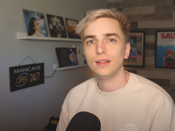 drew having an imaginal disk vinyl !>>!!?!?! oh hes TASTEFUL AF