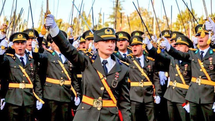 TopkayaSevinc's tweet photo. “Mustafa Kemal’in askeriyiz” cümlesini askerin haykırması kadar normal ve meşru bir şey var mı? 
Başkumandanına bağlılığı haykıran askerleri askerlikten ihraç etmek ancak bu iktidar zamanına yakışırdı. 
#TegmenlerinYanındayız https://t.co/OJYmEENdPy
