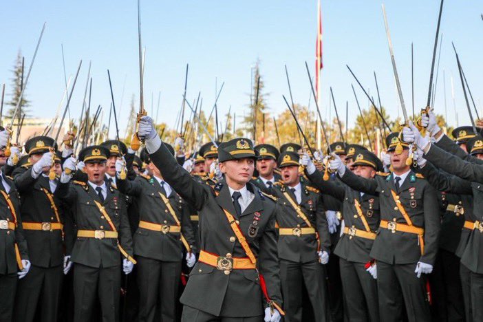 ‘’…Bütün bu şeraitten daha elîm ve daha vahim olmak üzere, memleketin dahilinde, iktidara sahip olanlar gaflet ve dalâlet ve hattâ hıyanet içinde bulunabilirler…’’
#TegmeniminYanındayım #TeğmenlerimizinYanındayız