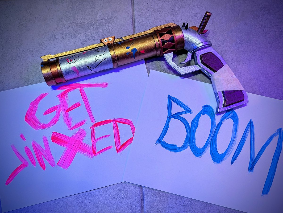 Bonjour par ici !
J'ai réalisé une copie du pistolet de Jinx. On en pense quoi ?