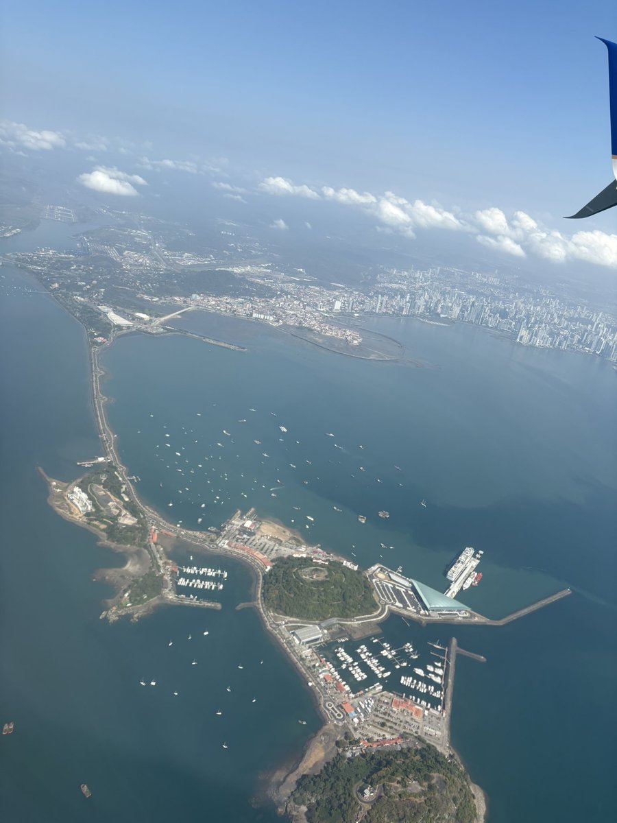 GGinina's tweet image. Damas y caballeros, bienvenidos a la ciudad de Panamá. La hora local 11:41 am.