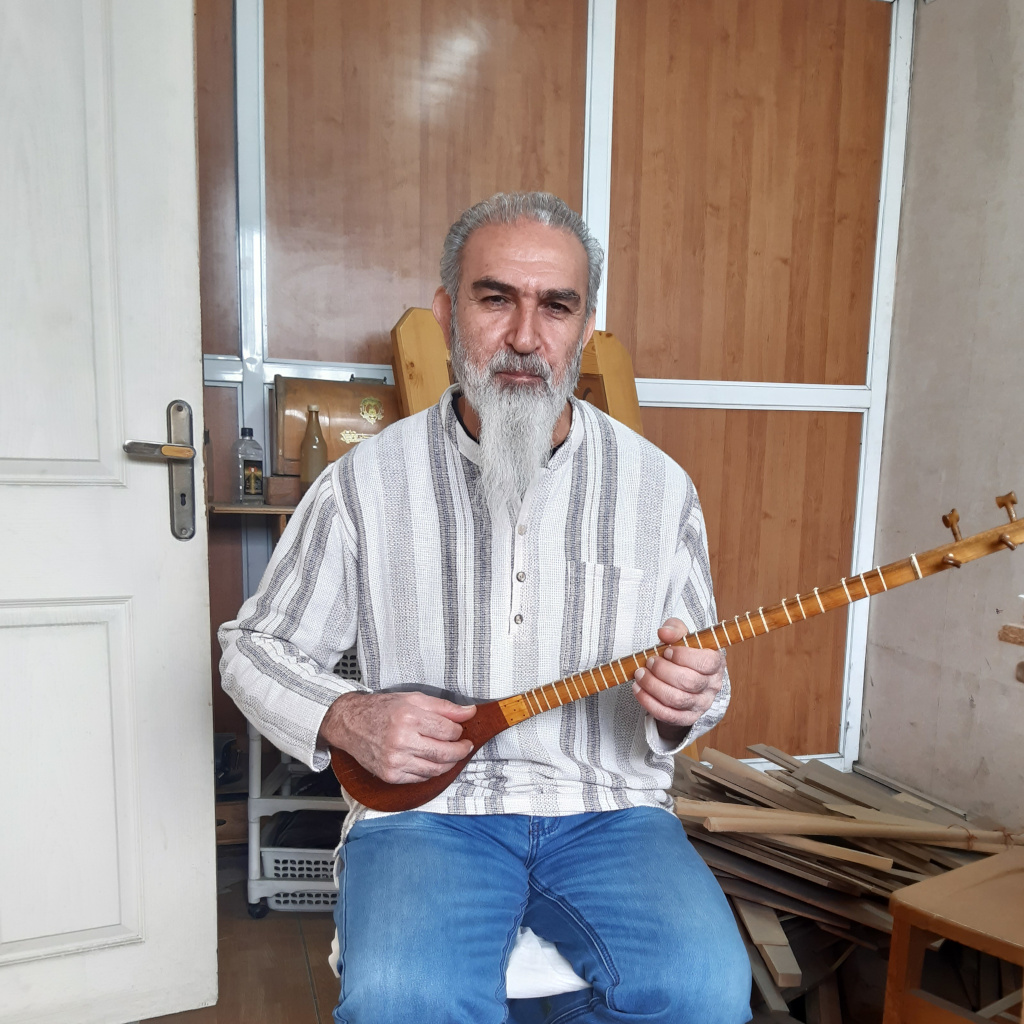 lisham's tweet photo. قصه‌ی سه‌تارم که تازه بر خودم مکشوف شد 🙃
https://t.co/MZc2UBJeLnپرده-بگردان-و-بزن-ساز-نو/ https://t.co/I0kRkrjsQB