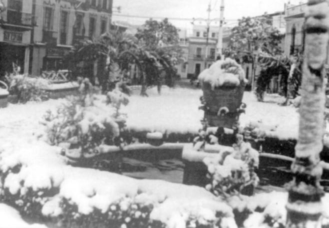 turismoguadaira's tweet photo. ❄️ El 2 de febrero de 1954 Alcalá de Guadaíra despertaba bajo un espectacular manto de nieve.

Una de las jornadas más recordadas por los vecinos que disfrutaron aquel día tan singular que nos dejó imágenes históricas.

#Historia #Efemérides https://t.co/EQgTdRY8OJ