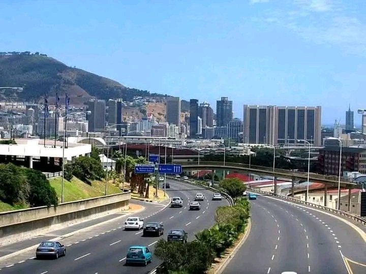 Letstravel65943's tweet photo. The N2 highway in South Africa 🇿🇦❤️ is one of the best motorways in Africa in terms of beauty and build quality. 
The N2 route Is a national route in South Africa that runs from Cape Town through George, Gqeberha, East London, Mthatha, Port Shepstone and Durban to Ermelo https://t.co/LRG6jJqtoZ