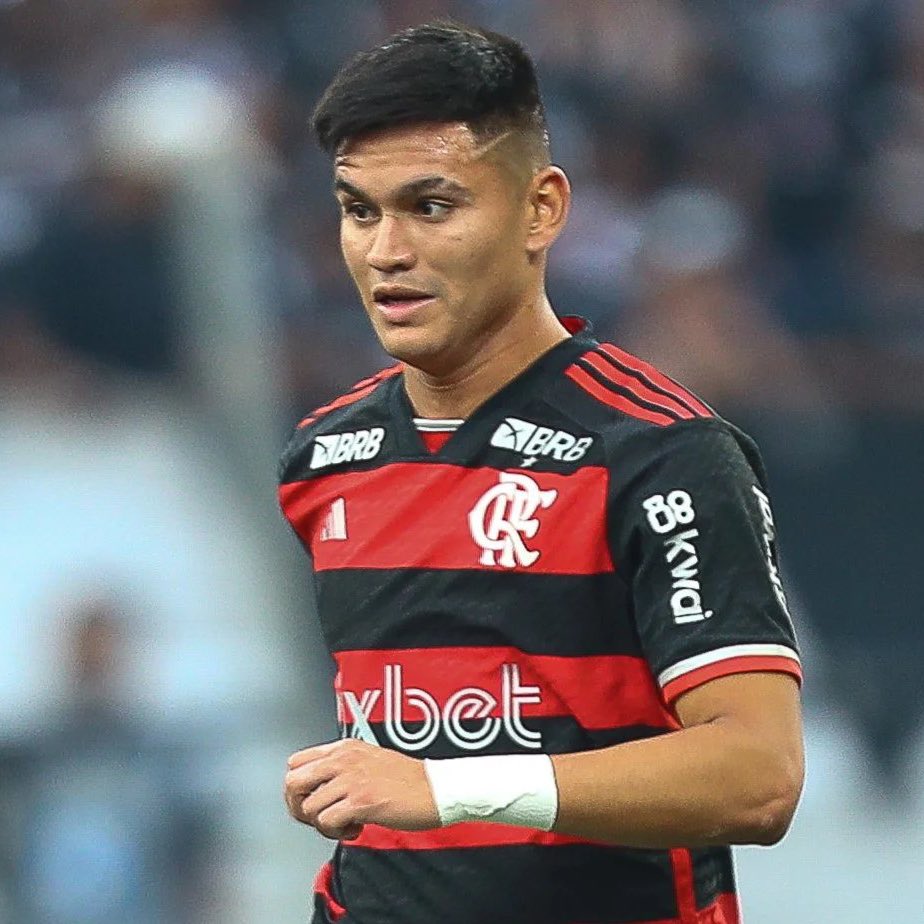 FabrizioRomano's tweet photo. 🚨🔵 Everton agree deal to sign Charly Alcaraz on loan from Flamengo with buy clause also included, all signed today.

Alcaraz, back to Premier League after leaving Southampton.

The buy clause can become mandatory in case certain conditions are met. https://t.co/fJYHk75MXV