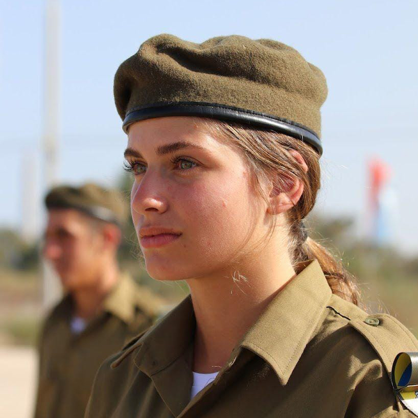 ACOM_es's tweet photo. Eden Alon Levy, asesinada por terroristas palestinos el 7 de octubre de 2023.
Eden murió defendiendo su patria. De tan sólo 19, esta israelí salvó la vida de más de 90 soldados de su escuadrón.  Su base fue la única cerca de la frontera con Gaza que no fue tomada por terroristas el 7 de octubre. Luchó contra 10 terroristas que disponían de munición anti-tanque, granadas y armas automáticas. 
Murió salvando toda su base. 
Que su memoria sea una bendición, que descanse en paz.