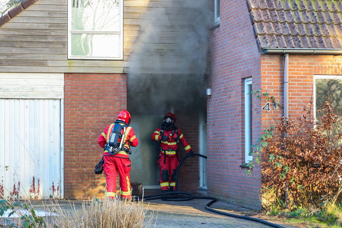 Forse woningbrand in Tolbert; brandweer redt katten