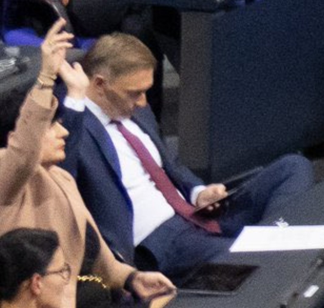 <a href="/FHackenbruch/">Felix Hackenbruch</a> Einmal so entspannt und lässig die Demokratie an den #Faschismus verraten wie <a href="/c_lindner/">Christian Lindner</a>.