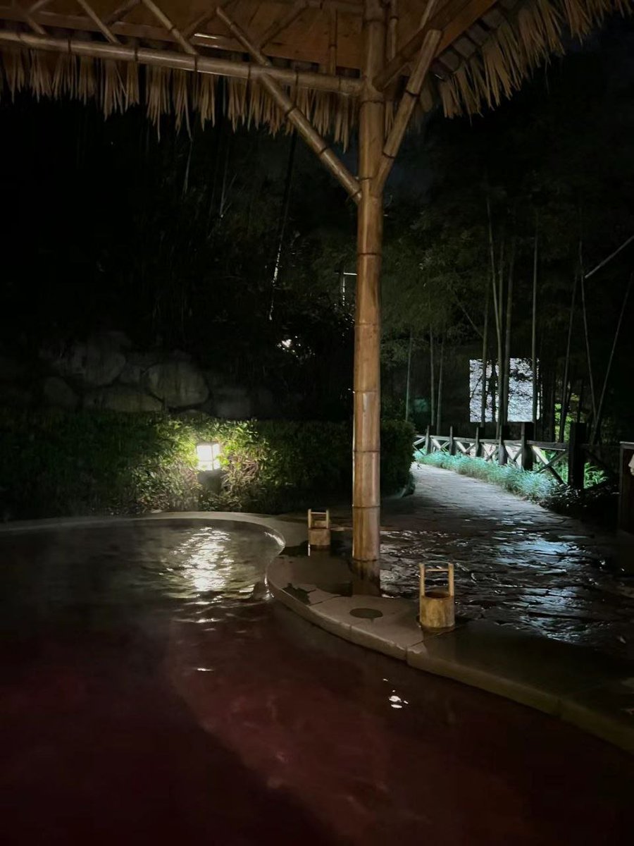 Shuibyue's tweet photo. 夜に温泉に���かるより楽しいことはありますか？ https://t.co/FE7E9cuAGG