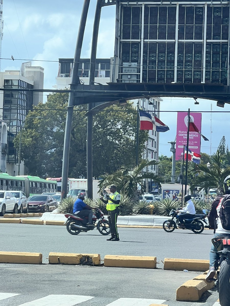 JRCorniel's tweet photo. Literalmente lleva 15 minutos dandole paso a la Lincoln y el tapón de la 27 este-oeste llega hasta la Gómez.

No entiendo por qué @digesettrd_ y el @INTRANT_RD hablan de viabilizar el tránsito EXTRANGULANDO la principal arteria de la ciudad.

Así no se puede. https://t.co/0MdtwU8oMJ