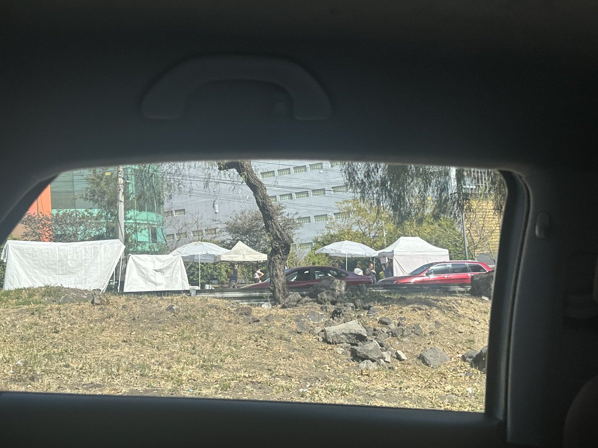 llegoelrayo's tweet image. Día 2 y ni tus luces @Gabyosoriohdz ni #transito eres peor que Alfa, 10:45 y hay un desmadre de autos y ambulantes en la picacho Ajusco, abajo de six flags, @TlalpanAl @elsoldelomas @TlalpanVecinos @SeGobCDMX @UCS_GCDMX y ni hablar frente a TV Azteca