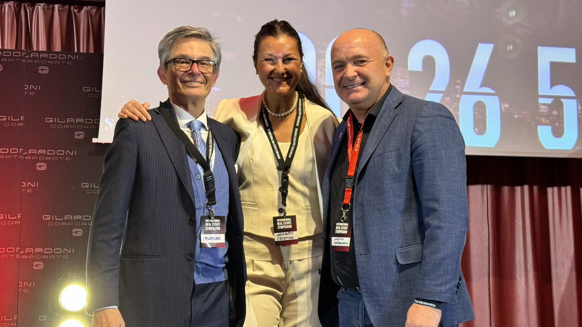 eliteMilano's tweet photo. Un momento del Real Estate Symposium 2025 di Milano.

Insieme a me Marco Grumetti relatore dell’evento e vice presidente Fiaip - Federazione Italiana Agenti Immobiliari Professionali e Cristina Gambotto

Sempre in prima linea per aggiornarci e dare il massimo per i nostri clienti https://t.co/VSBDO1YhBF