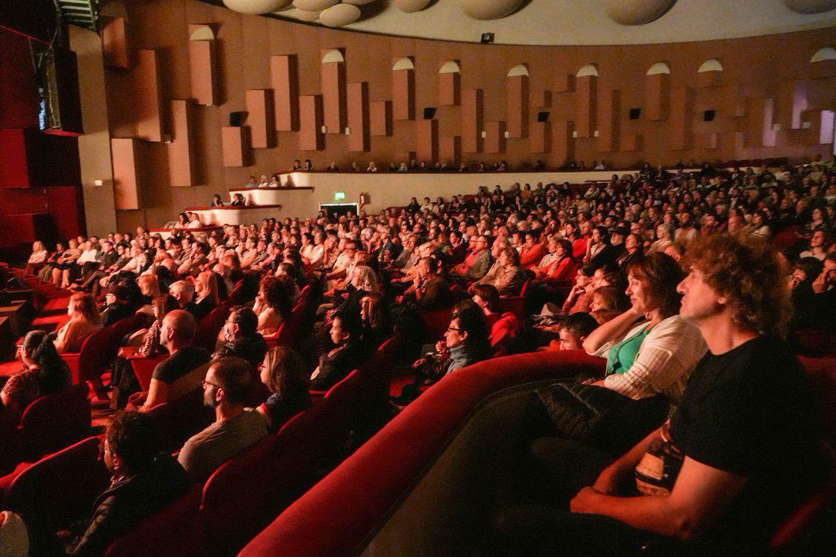 onettovictoria's tweet photo. Felicitamos y agradecemos a todos los y las artistas que forman parte de nuestra programación y siguen haciendo de nuestro hermoso teatro Auditorium el punto nodal de la cultura en Mar del Plata .
El teatro es cultura viviente. 🎭

#EstrellaDeMar #teatro #Mardelplata #80A #Verano2025