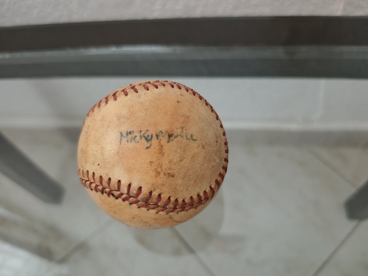 Lilith1103's tweet photo. @marthadebayle @mortonsubastas es de mi suegro herencia de su papá. Autografiada por Babe Ruth, Yogi Berra y Mickey Mantle. https://t.co/7YPMc8PZ6t