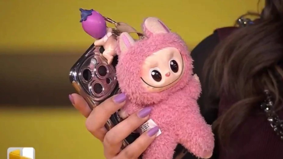 AztecaNoticias's tweet image. Los #Labubus están causando furor en las redes sociales 😃

Estas adorables y únicas figuritas han conquistado a los coleccionistas y amantes de lo inusual. 

Su mezcla de dulzura y extrañeza ha creado un fenómeno de culto global 🌎

aztecanoticias.info/sitioFIA