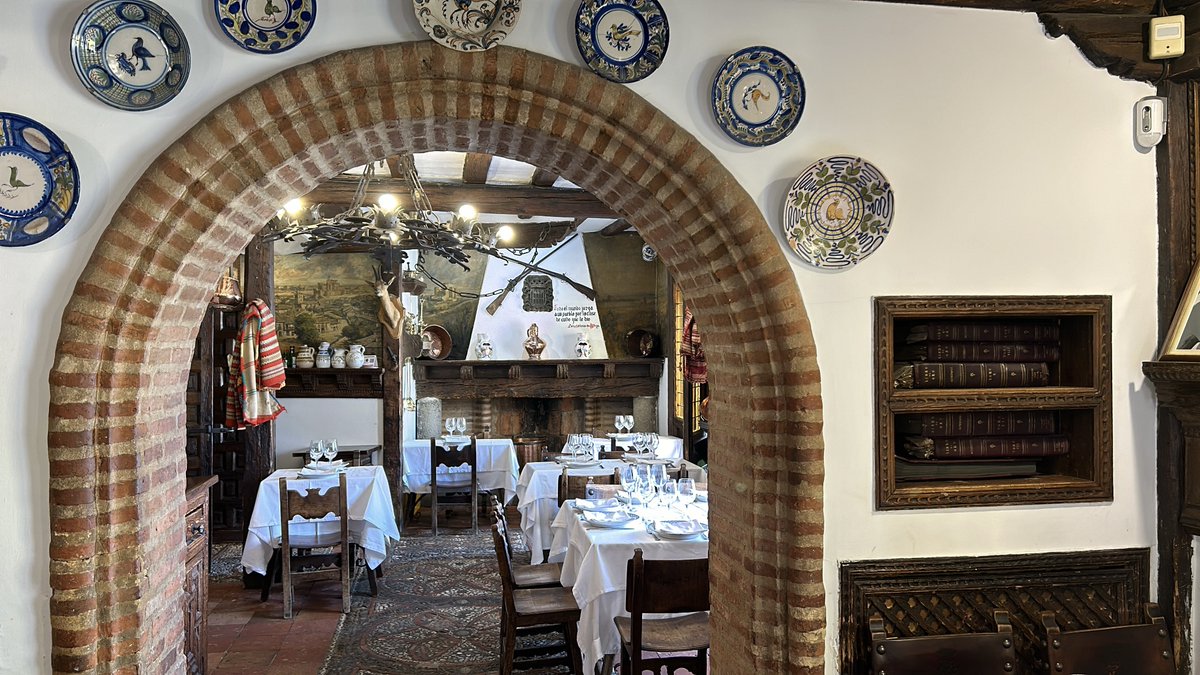 Tradición dentro y fuera de la cocina. En El Mesón de Cándido cuidamos de la mejor gastronomía para que tú solo tengas que disfrutarla. 

⭐⭐⭐

📍 Plaza del Azoguejo, 5 #Segovia #MesónDeCándido 
📱 921 42 59 11