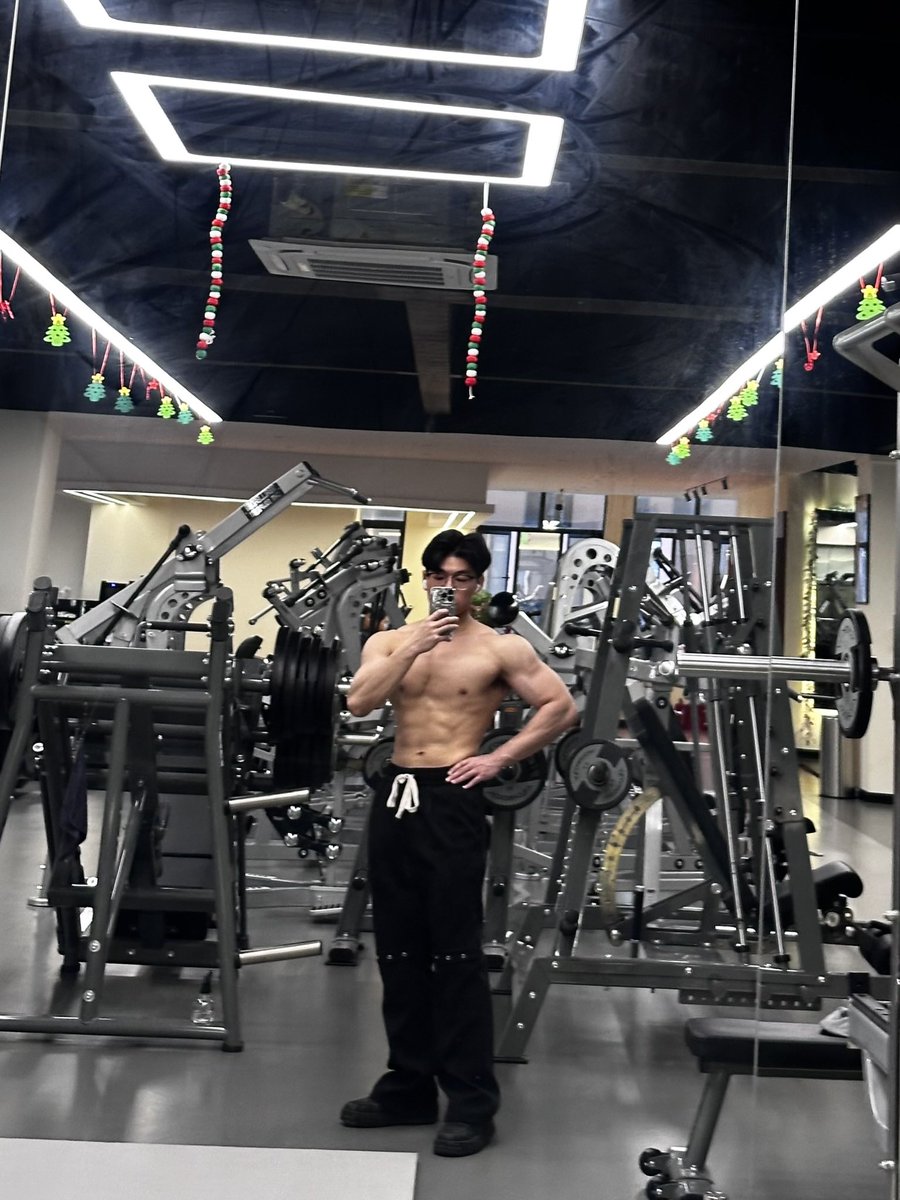 silentu10's tweet photo. 穿着背心才显大 https://t.co/qB0bKCOGy4