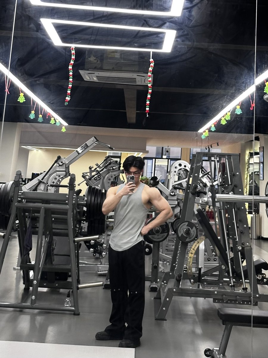 silentu10's tweet photo. 穿着背心才显大 https://t.co/qB0bKCOGy4