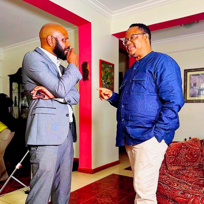 davitheempire's tweet photo. Mwana habari nguli wa Tanzania Ndug. KIKEKE akipokea ushauri  kutoka kwa MWENYEKITI wa CHADEMA. Taifa mhe Tundu ANTIPAS Lissu https://t.co/yFvESZeDWS
