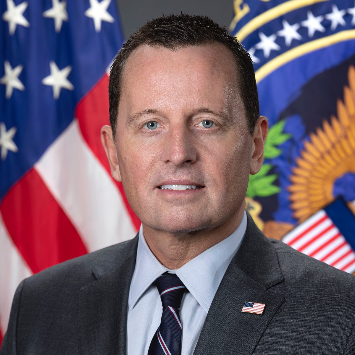 UHN_Plus's tweet photo. 🇺🇸🇻🇪 | Estados Unidos endurece su postura con Maduro: “O acepta o habrá consecuencias”. El enviado de Trump, Richard Grenell, viajó a Caracas con una misión clara: exigir que Venezuela reciba a los pandilleros deportados y libere a los estadounidenses detenidos. 

Mauricio Claver-Carone advirtió que esto no es una negociación y que la administración Trump mantiene su política de presión contra el régimen.