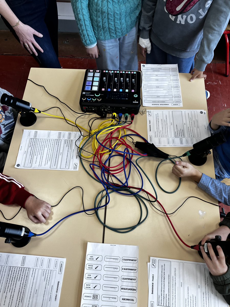 Aurélie Mercier-Richard (@mercierrichard5) on Twitter photo Les CM1 et CM2 de l’école Jacotot <a href="/villedeputeaux/">Ville de Puteaux</a> découvrent la Webradio!
Une belle séance de découverte #EMI et des élèves très engagés dans le projet!
#ERUN <a href="/dumas_ade/">Dumas Adeline</a> @Tilly925030 Les CM1 et CM2 de l’école Jacotot <a href="/villedeputeaux/">Ville de Puteaux</a> découvrent la Webradio!
Une belle séance de découverte #EMI et des élèves très engagés dans le projet!
#ERUN <a href="/dumas_ade/">Dumas Adeline</a> @Tilly925030