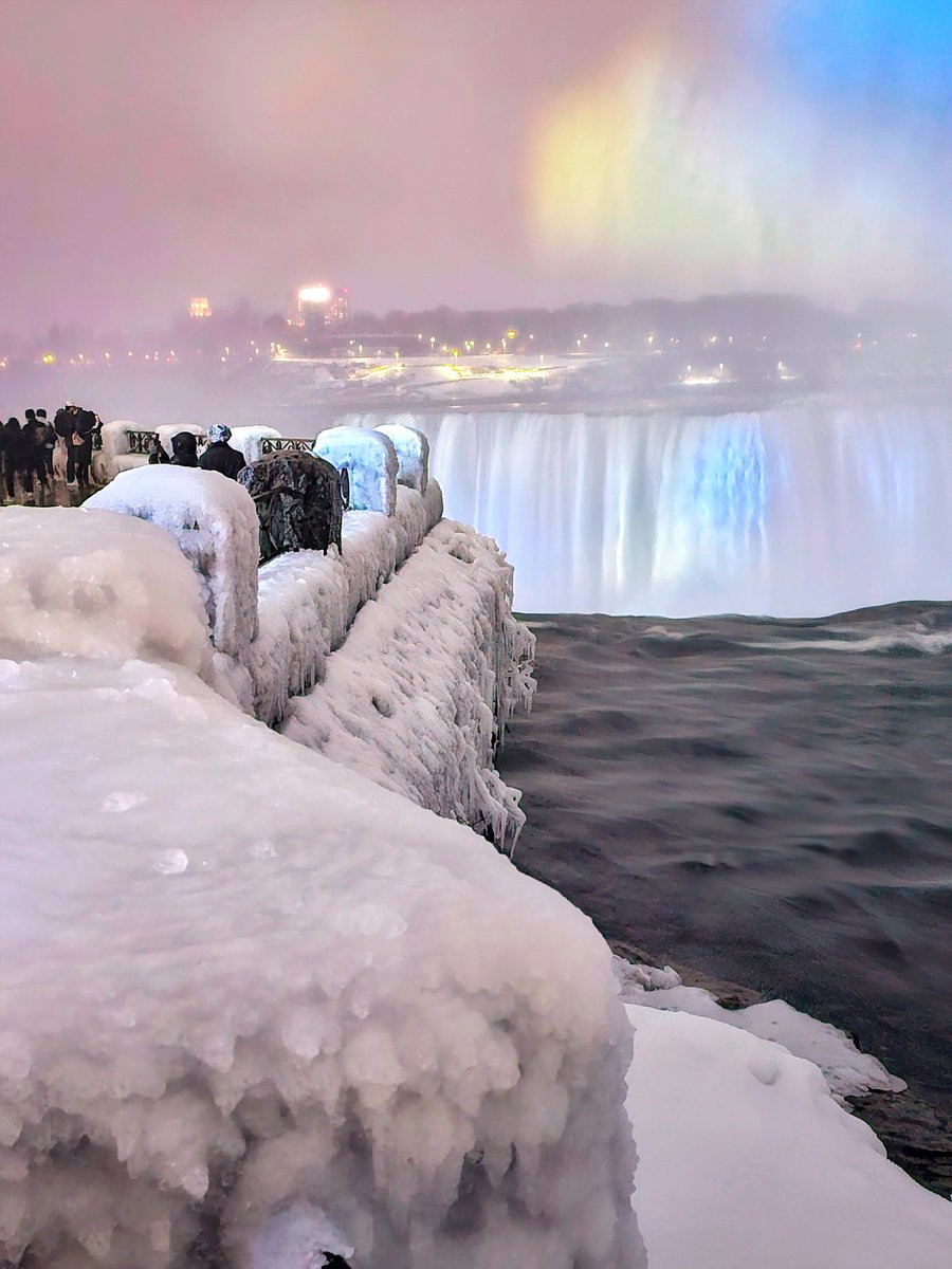 Kat_in_niagara's tweet photo. This pic I took in December on my way home from work, and I am sharing today in honor of Groundhog Day this Sunday! After the serious (but still amazing) winter we have had, going into spring will be so fun! 🧊🙂❄️❄️ 
#niagarafalls #ShareYourWeather @ThePhotoHour #StormHour https://t.co/xlJoCoVOkv
