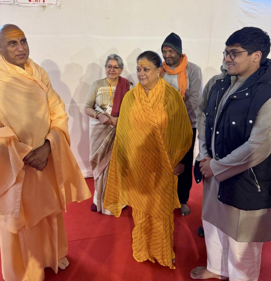 VasundharaBJP's tweet photo. जूनापीठाधीश्वर आचार्य स्वामी अवधेशानंद गिरि जी महाराज से स्नेहल भेंट कर आशीर्वाद लिया।

#Mahakumbh #Prayagraj https://t.co/U0juYMqAFj