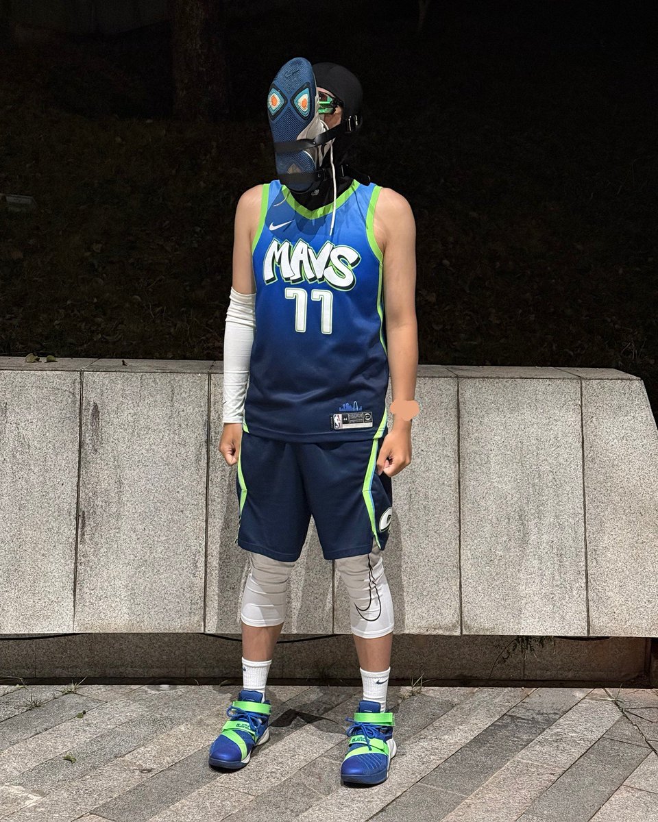 在体育公园的正门口，在射灯下接受主人的惩罚