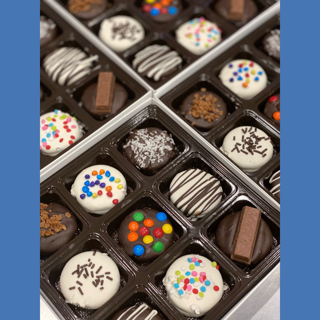 Fruitcouture's tweet photo. Just a reminder while we do have delivery we also are set up in Ottawa Artisans shops across the city! You can find these Mixed Topping Oreos along with a variety of other staples and seasonal items!

#ottawaartisans #smallbusiness https://t.co/o9u9O1eSaq