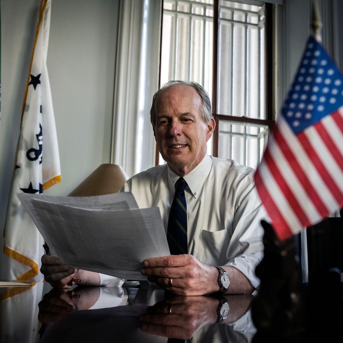 负责监督支付的财政部官员突然辞职。（有能力的人会选择辞职，庸人会选择留下。）  纽约时报：据《纽约时报》看到的一封电子邮件显示，负责监管政府庞大支付系统的财政部官员于周五突然退休，此前埃隆·马斯克派遣工程师到该机构寻找切断各个项目资金的方法。  戴维·莱布瑞克 ...