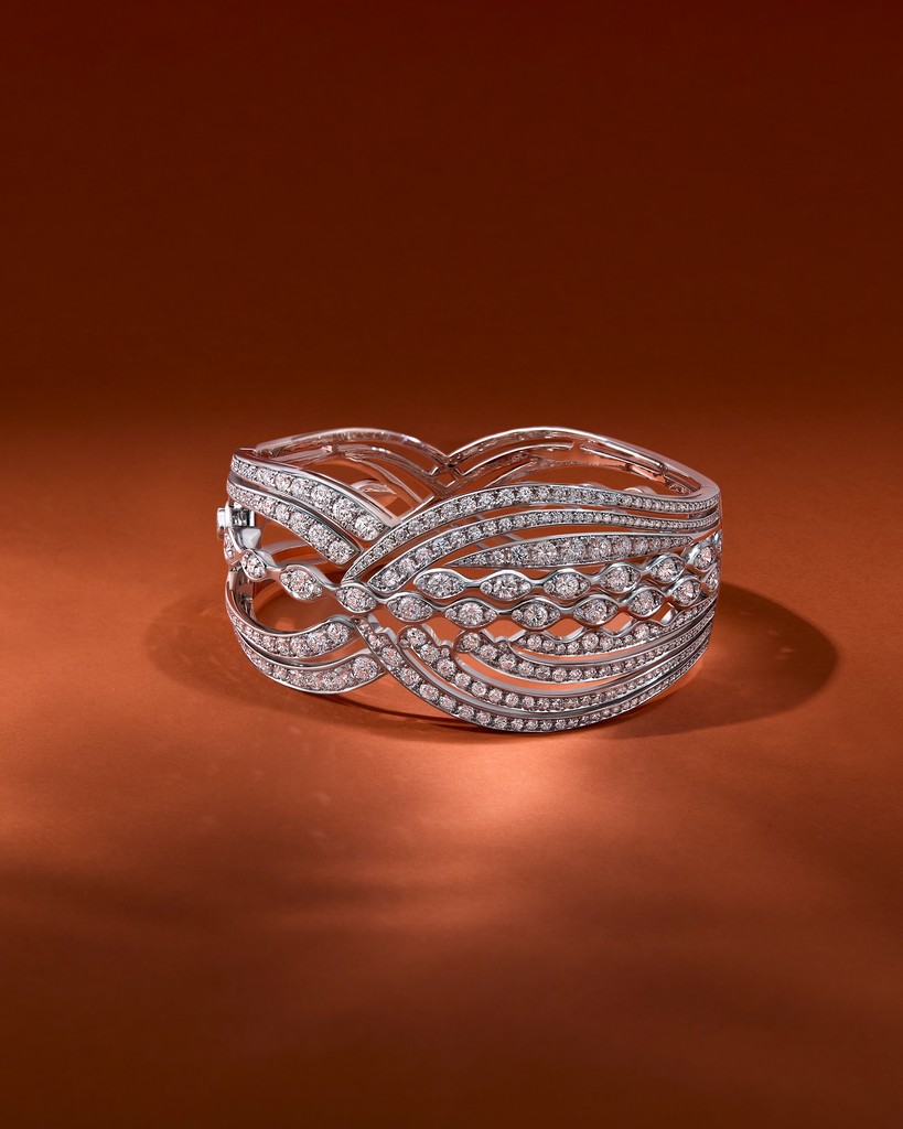 Boodles's tweet photo. Reflecting the eternal waxing and waning of the tides, Boodles' latest high jewellery creation, aptly named 'The Tide' bangle, captures the ever-changing beauty of the sea.⁠
#Boodles #TheTide⁠
⁠ https://t.co/SklS7rcZYj