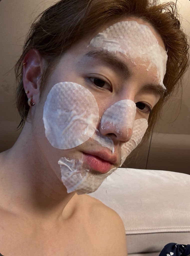 OneAhgaseGOT7's tweet photo. “Done with day one! ❤️‍🔥 Back home taking care of my skin for tomorrow 😎” - Mark Tuan 

#GOT7_NESTFEST_Day1 @GOT7Official #GOT7 @marktuan #MarkTuan https://t.co/UfLe3wXRVP
