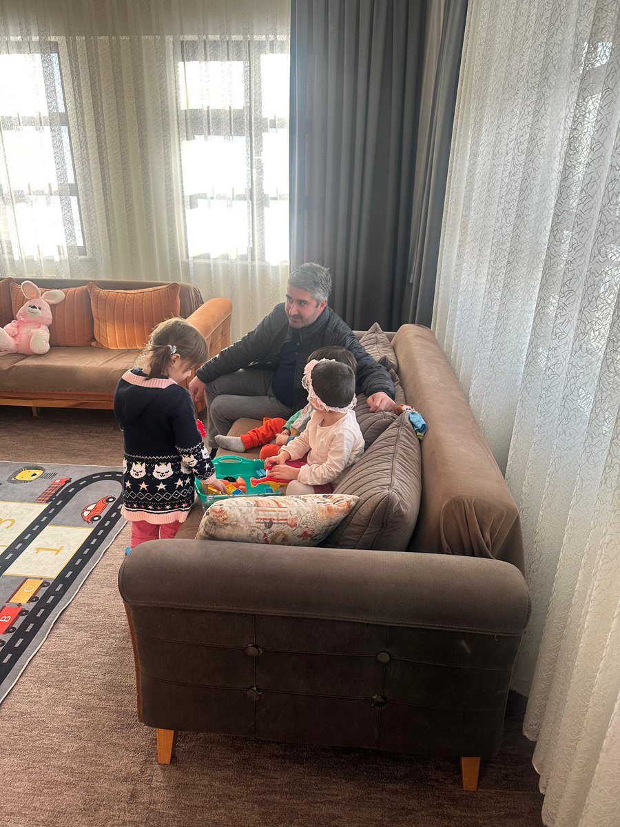 ztarikdaroglu's tweet photo. 📍Erzurum / Nenehatun Çocuk Evleri Sitesi

Nenehatun Çocuk Evleri Sitemizi ziyaret ederek çalışmaları yerinde inceledik. 

Sevgileri ve neşeleriyle dünyamızı aydınlatan çocuklarımızla bir araya geldik, keyifli zaman geçirdik.

Çocuklarımız bizim en değerli varlıklarımız, onların mutlu bir hayata sahip olmaları ise en büyük sorumluluğumuzdur. 

Onlara daha iyi yarınlar sunmak için çalışmalarımızı sürdürüyoruz.