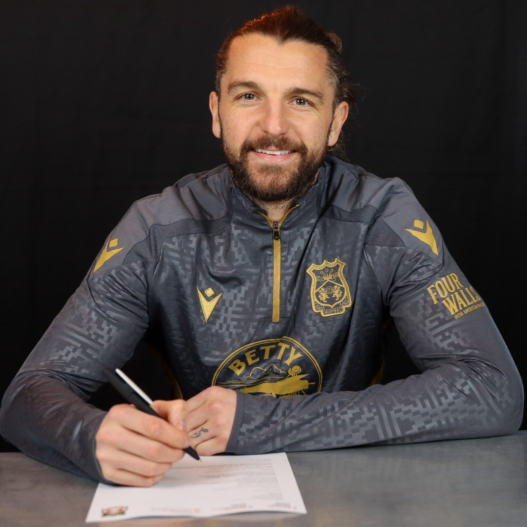 Signed and sealed. 

How are we all feeling, Reds? 😆

🔴⚪ #WxmAFC