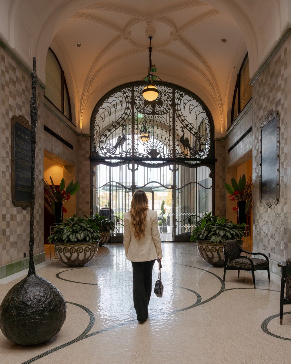 Setting out into the weekend with a traveler’s heart. 

📸 x @patriciastravl
#fsbudapest #greshampalace #fourseasons