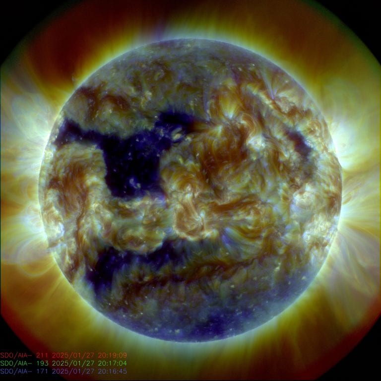 OgeeCircleman's tweet photo. https://t.co/9DOQCKxPYb 
A massive coronal hole on the Sun is sending a stream of solar wind toward Earth. Expect a weak geomagnetic storm with possible auroras visible at lower latitudes! 🌌✨ #SolarActivity #CoronalHole #SpaceWeather https://t.co/AP5hjK1eBN