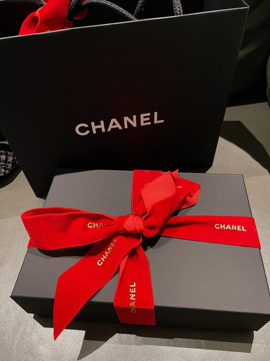 astadanoli's tweet photo. My best friend sent it to me as a gift🛍🎁 https://t.co/gVkalZRW0K