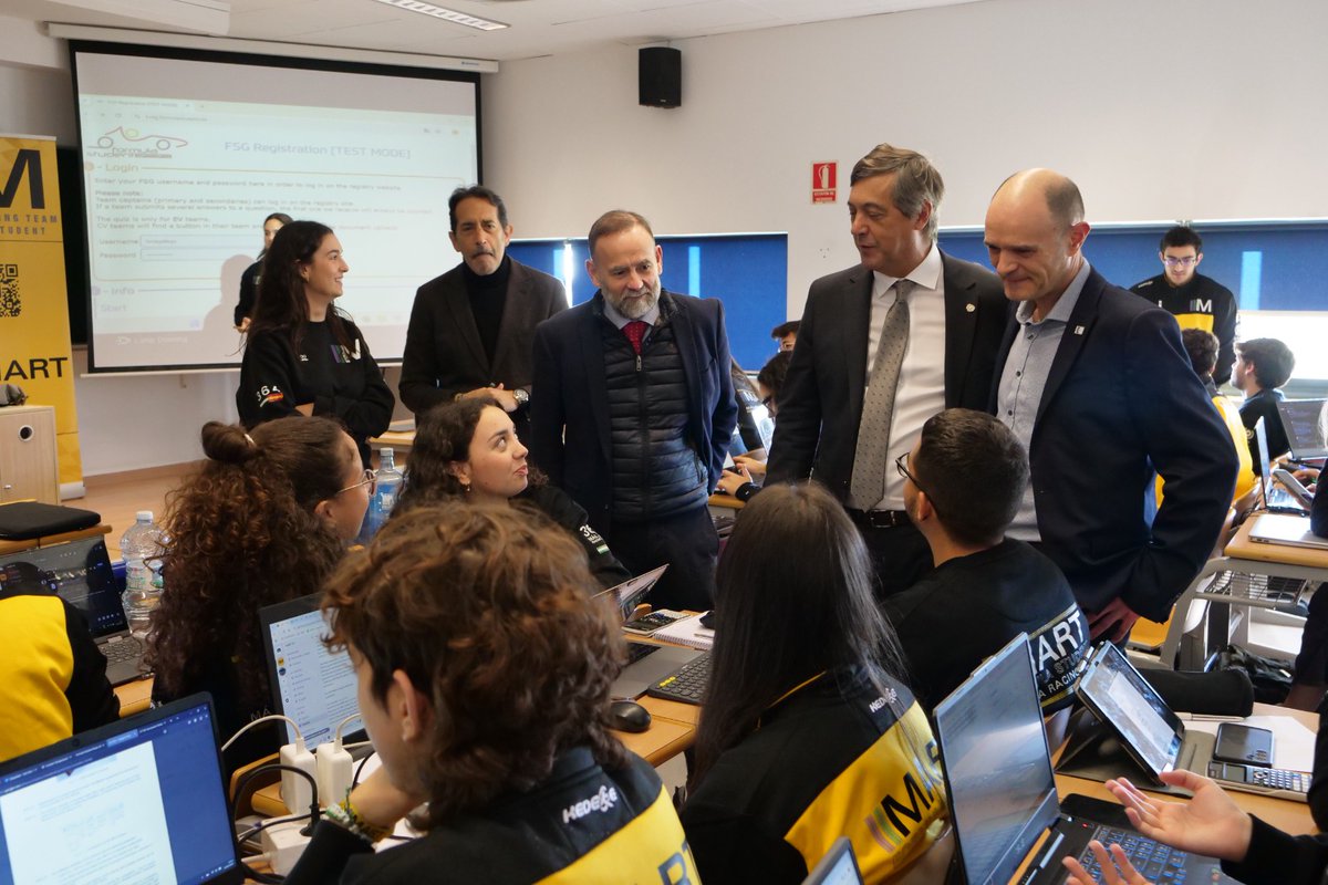 IndustrialesUMA's tweet photo. El Rector de la @InfoUMA, @teolopezuma, ha visitado esta mañana a los integrantes de los equipos de nuestra @IndustrialesUMA, @RoborescueUMA, @UMARacingTeam y MART. https://t.co/bIrNbnwZa7