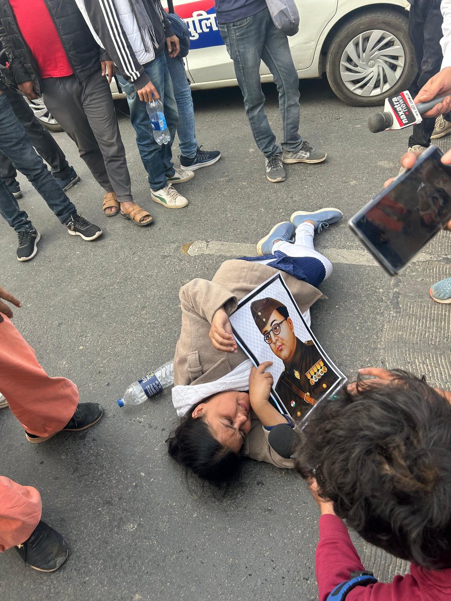 sahityaaajkal's tweet image. BPSC Students Protest: BPSC हंगामा मामले में तीन लोगों को भेजा गया जेल.
कोचिंग संचालक रमांशु कुमार, खुशबू पाठक और अमन कुमार को न्यायिक हिरासत में भेजा गया बेऊर जेल.

#BPSCReExam #bpsc #bpscprotest #bpscexam #patnaprotest #BPSCStudentsProtest #BPSC70th #BiharNews #BiharPolice