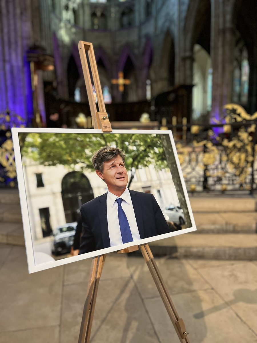 Vole mon ami, vole âme pure, au-delà de nous, au-dessus de ce ciel céruléen qui a trôné pour toi en ce triste jour. Tu brilleras dans nos coeurs à jamais.
Encore merci pour tout…