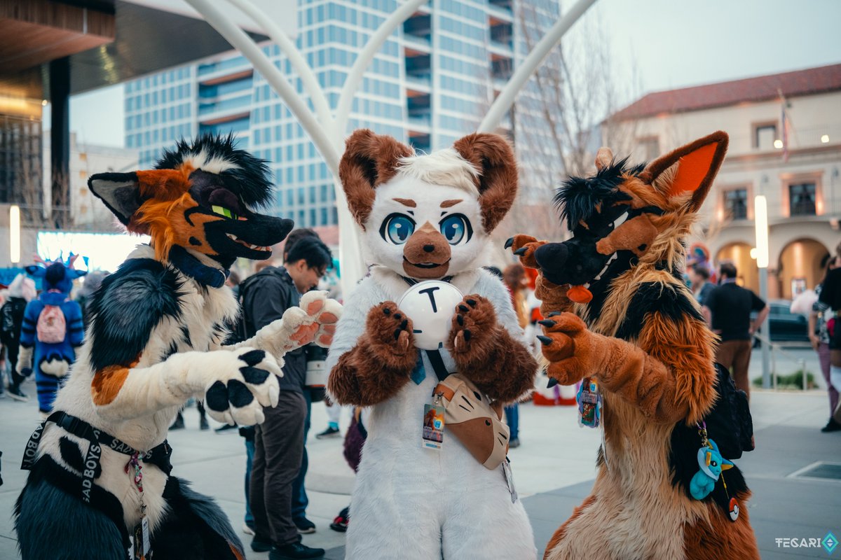(he doesn't know he's in danger)

#FursuitFriday
🦊🐕: <a href="/CassiusF0x/">CASSIUS</a> <a href="/rustydawggo/">Rusty</a> 
📸: <a href="/tecariowolf/">Tecario</a>