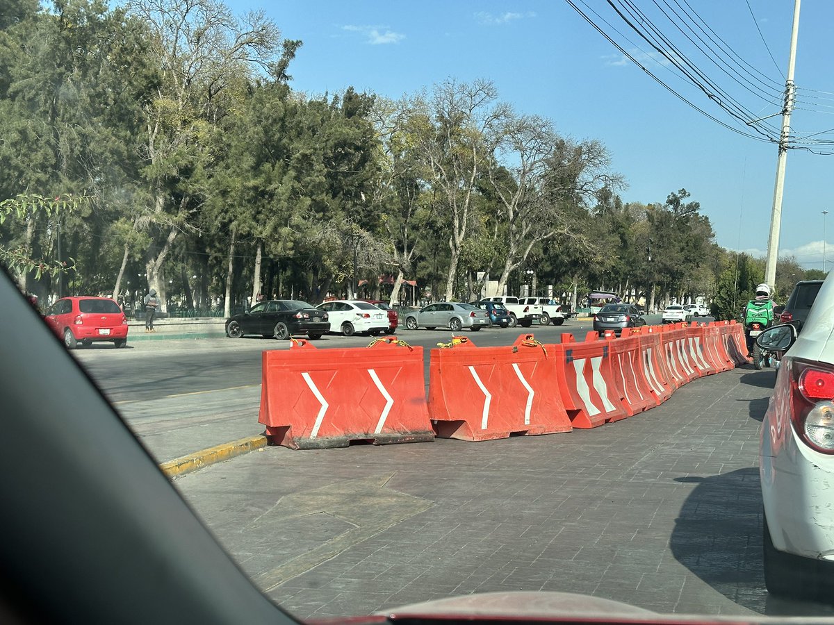 guznico's tweet photo. A quién p*tas se le ocurrió esta p*ndeja idea? 
@SSPC_SLP @SLPMunicipio @Vialidad_SLP @SPM_SLP @SSPCSLP 🙄 (alameda) https://t.co/PCkqMxvhN5