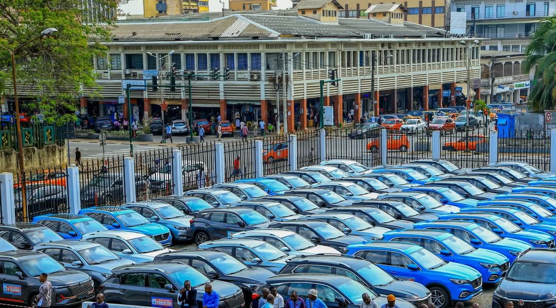 Chroniques225's tweet photo. • DONS DE VÉHICULES AUX CHEFS ATCHANS ET AKYÉS, L'ABBÉ NORBERT ABEKAN RÉAGIT:

« MA VOITURE

Je viens de recevoir ma voiture
On m'a promis de l'essence chaque mois. 
Vivent les villégiatures !
J'irai avec ma petite famille
Loin de leur misère ! 
Je fermerai mes vitres pour ne pas entendre leurs C.RIS de desespoir.
Le bruit du climatiseur me rendra encore plus S.OURD.
Tant pis j'ai eu ma voiture
Je suis un chef !
Mon PEUPLE sans NOURRITURE ni couverture peut vivre dans sa pourriture de vie, sans logis, sans dignité, sans espérance. 
Je suis un chef
Et comme dit le Sage.

Pour vivre heureux 
Vivons cachés 
Et je m'enfermerai comme chef dans ma belle voiture
Pour ne rien voir
Pour ne rien entendre 
Et surtout pour ne rien 
DIRE.
Je viens de recevoir ma voiture
Et j'irai à vive allure
Sur les décombres
Qui m'encombrent.
Je viens de recevoir ma voiture
Pour pouvoir aller très très Loin de tous ces BL.ESSÉS de la vie, sans école ni maison ni nourriture ni soins 
Ainsi je ne serai pas dérangé par tous ces DÉGUERPIS 
Je mènerai ma belle vie.
Tant pis, ils dormiront à la belle étoile
Mais , chers chefs,quand vos sujets seront M.ORTS de FAIM de soif,de PALU ,exposés aux moustiques ,
Quand ils seront M.ORTS, b.risés par les B.ANDITS de grand chemin.

Venez Empereurs de nos villages avec vos cannes et vos gros pagnes, avec vos chapeaux de chef dorés 
Venez chanter le requiem de ceux et celles qui sont SA.CRIFIÉS sur l'autel de l'assainissement et de l'embellissement 
Ô chefs et si L'ESPRIT de DIEU vous invitait à  OFFRIR cette grosse somme de vos VOITURES offertes pour bâtir une cité modeste pour ces enfants , ces jeunes et leurs  parents DÉGUERPIS,
Votre chefferie serait encore plus noble. »