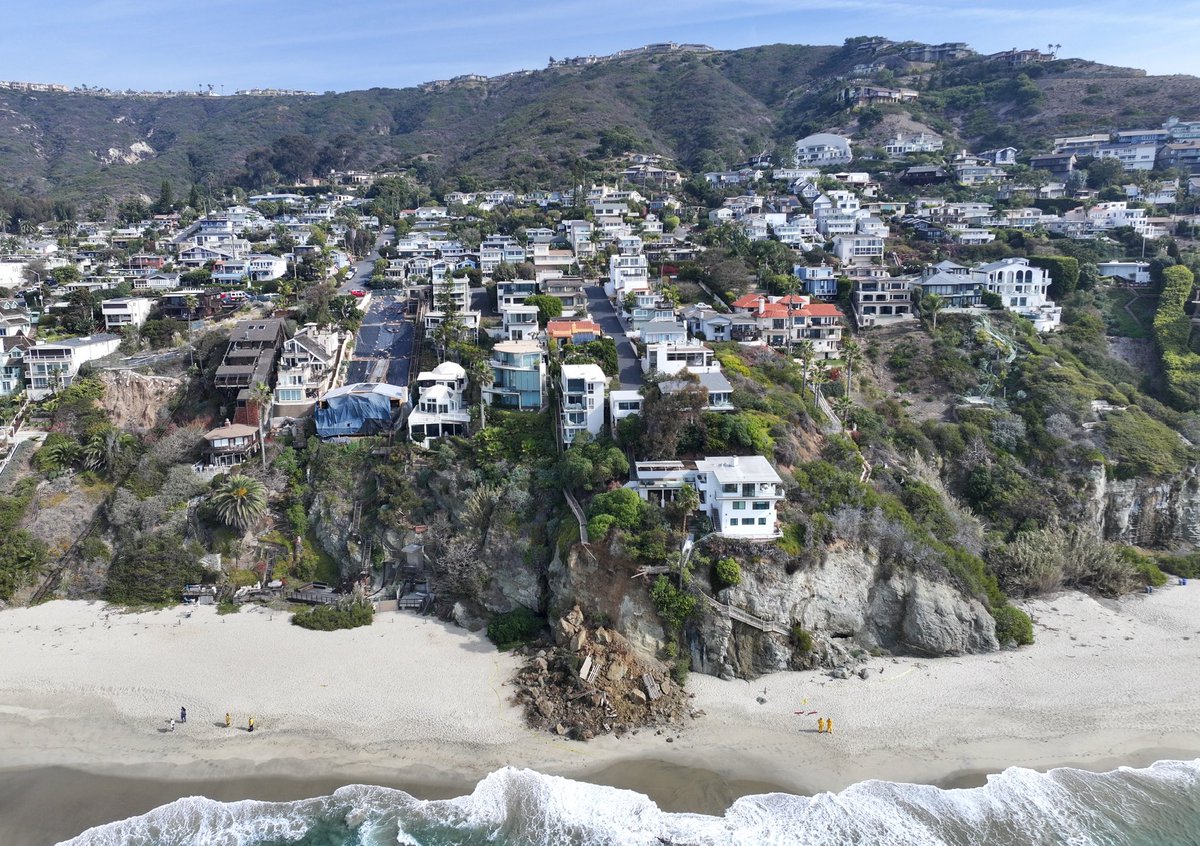 A small landslide below Pacific Coast Highway south of 10th Avenue in Laguna Beach, CA, on Friday, January 31, 2025. #lagunabeach #landslide <a href="/ocregister/">O.C. Register</a>