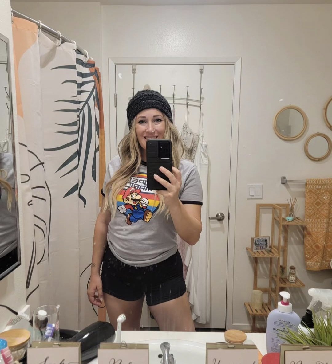 Theradradtt's tweet photo. Do you like blonde hair? P.S. Check out my Mario Bros shirt, always been a dork. #socal #SanDiego #single #singlemom #singlemingle https://t.co/spP8fkC57U