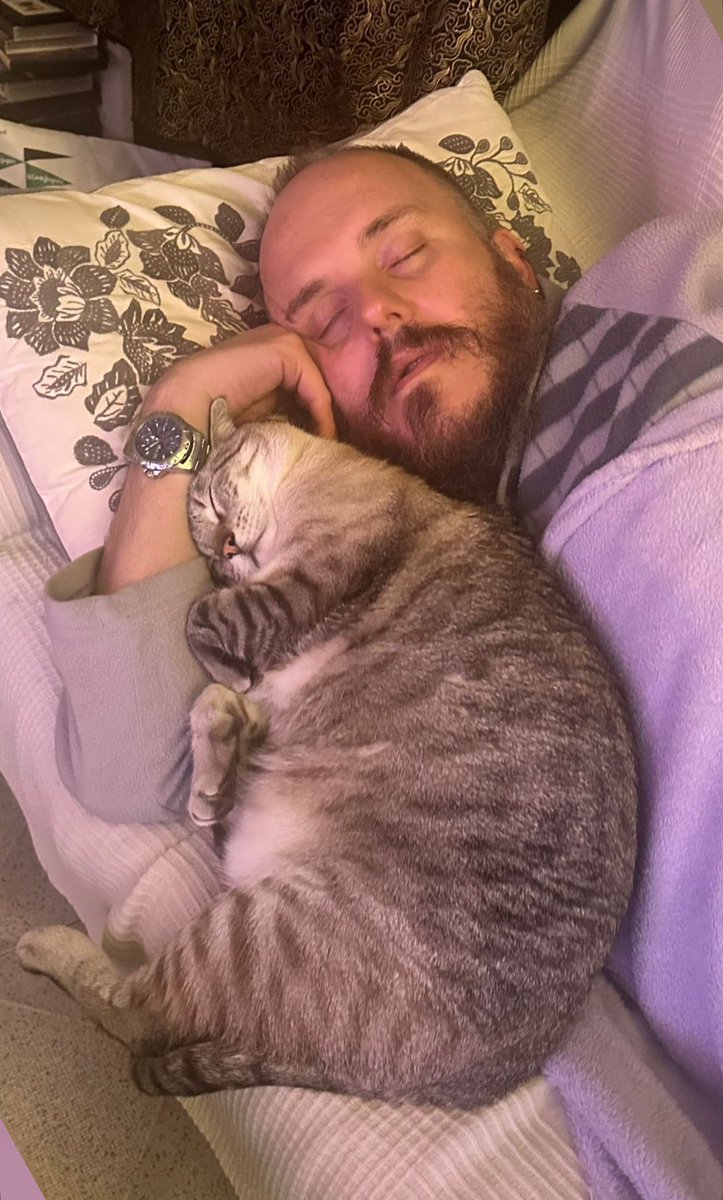 JethBlue's tweet image. No hay quien se resista a dormir haciendo la cucharita 😍😻