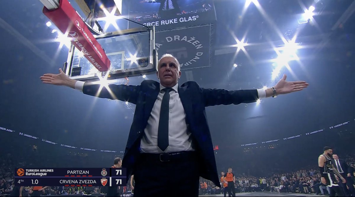 GIGANTESbasket's tweet photo. Zeljko Obradovic, qué imagen

El entrenador del Partizan pidió a sus aficionados que dejaran de lanzar objetos https://t.co/hv3uR8f9BU