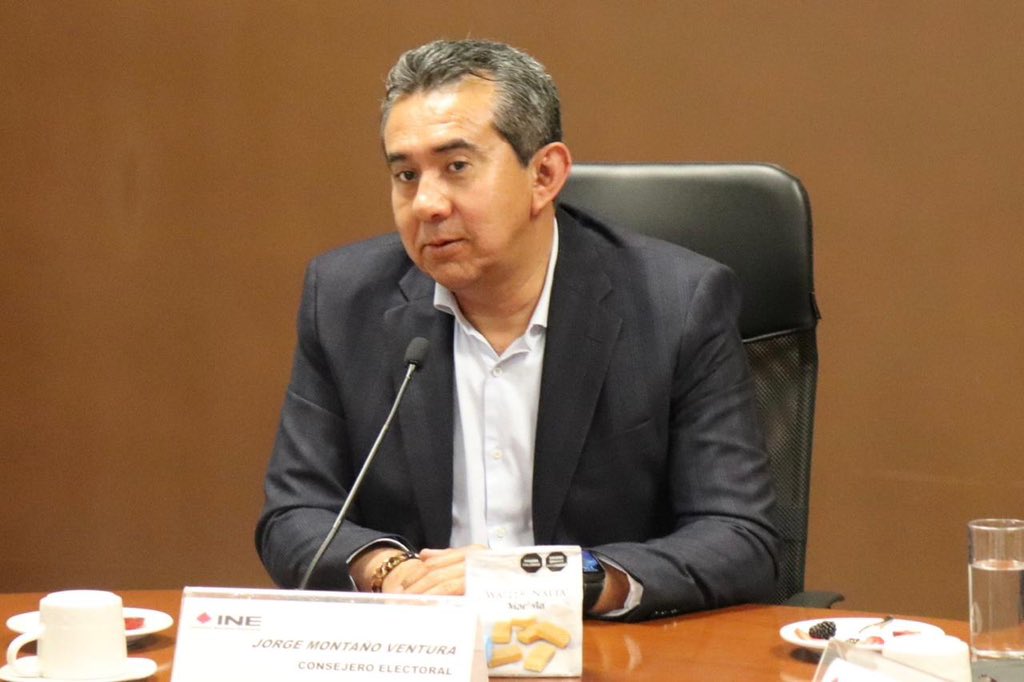 Montano_Ventura's tweet photo. Junto a mi colega @NormaIreneD, María Elena Cornejo Esparsa, directora de la #DECEYEC, y Miguel Ángel Patiño Arroyo, director de la #DEOE, sostuvimos productiva reunión de coordinación con los integrantes de la #JLE del @INE_Veracruz, encabezada por Josué Cervantes Martínez, vocal ejecutivo. Avanzamos en los preparativos y seguimiento de los trabajos para las #Elecciones2025.

#VivamosLaDemocracia
