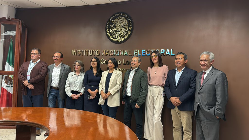 Montano_Ventura's tweet photo. Junto a mi colega @NormaIreneD, María Elena Cornejo Esparsa, directora de la #DECEYEC, y Miguel Ángel Patiño Arroyo, director de la #DEOE, sostuvimos productiva reunión de coordinación con los integrantes de la #JLE del @INE_Veracruz, encabezada por Josué Cervantes Martínez, vocal ejecutivo. Avanzamos en los preparativos y seguimiento de los trabajos para las #Elecciones2025.

#VivamosLaDemocracia